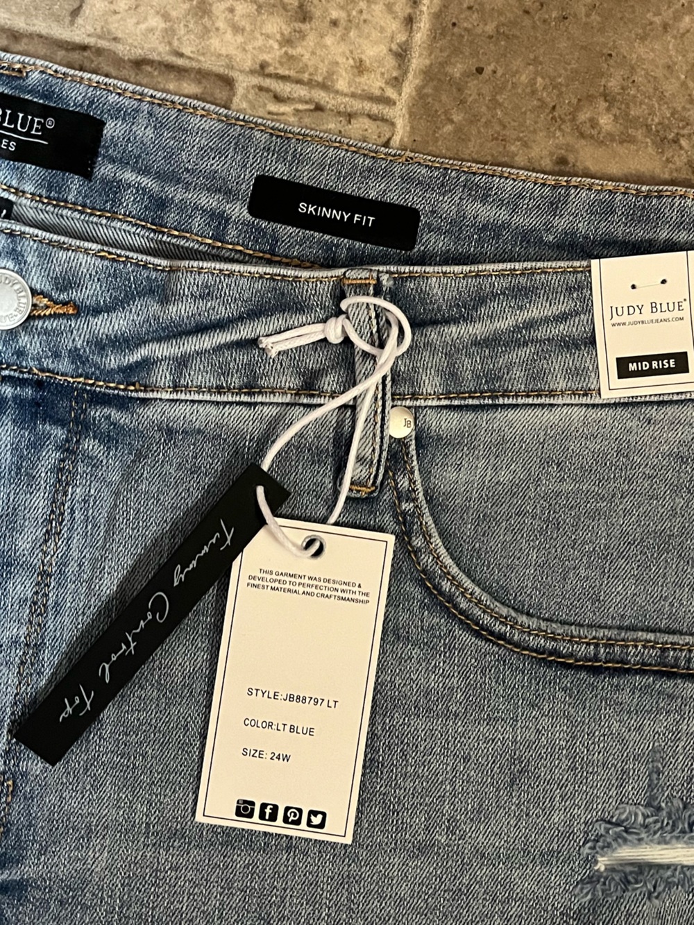 NWT 24W Judy Blue Mid Rise Tummy Control Top Jeans - Picture 2 of 3